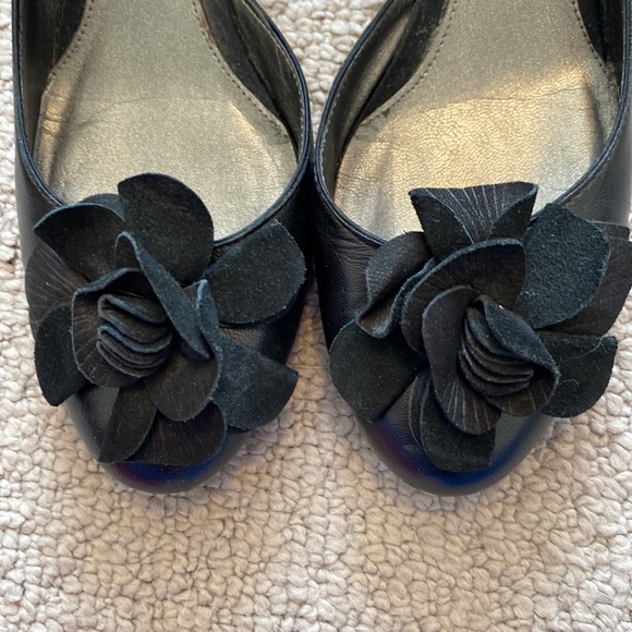 Size 7.5 Bandolino black wedges. - Picture 2 of 7